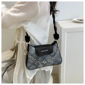 Détail du sac rétro gris à carreaux avec chaîne florale argentée et sangle tressée