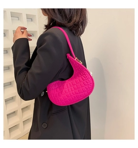 Dettaglio della borsa a spalla fucsia con stampa coccodrillo e zip dorata di tendenza
