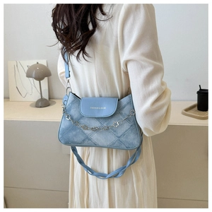 Sac bandoulière bleu texture denim avec chaîne à fleurs argentées et logo imprimé
