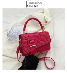 Detailansicht der rosaroten Handtasche mit Krokodilmuster, glattem Leder und rundem Griff