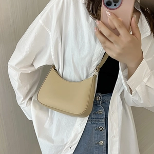 Selfie allo specchio con la borsa hobo beige indossata con camicia e gonna