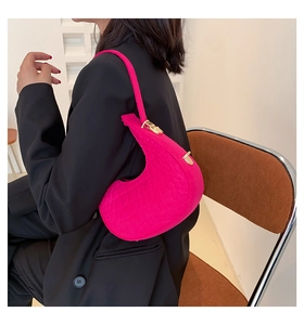 Borsa a spalla a mezzaluna fucsia con stampa coccodrillo e chiusura a girello dorata