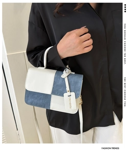 Sac à bandoulière chic avec patchwork de denim bleu et cuir blanc en blocs de couleurs