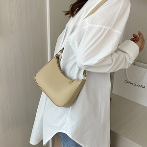 Borsa hobo beige indossata da modella, borsa a tracolla minimalista a forma di mezzaluna