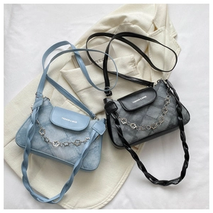 Détails de sacs à bandoulière matelassés avec chaînes à fleurs argentées et anses tressées