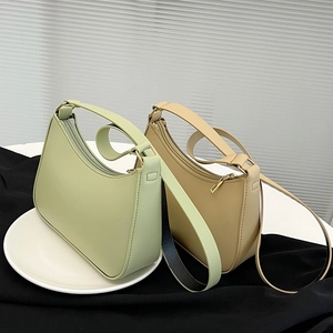 Dettagli di borse sottobraccio minimaliste in pelle verde chiaro e kaki con cerniera