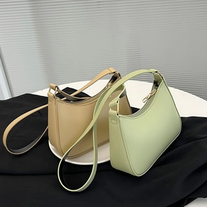 Dettaglio borse hobo minimaliste verde chiaro e beige con trama in pelle martellata