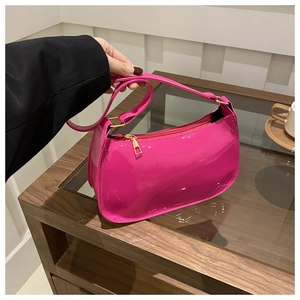 Vue détaillée du sac sous le bras en cuir verni rose brillant avec fermeture éclair dorée