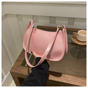 Borsa a spalla rosa lucida con cerniera dorata e struttura curva dal design elegante