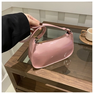 Détails du sac hobo en cuir verni rose avec fermeture éclair dorée et bandoulière