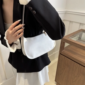 Sac baguette chic en cuir verni blanc pour femme au design urbain et minimaliste