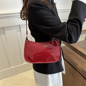 Sac hobo chic en cuir verni rouge avec finition brillante et design épaule épuré