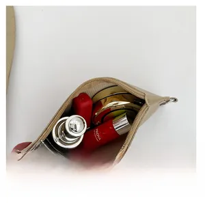 Innenansicht der beigen Mini-Tasche mit Platz für Lippenstift und Kosmetika