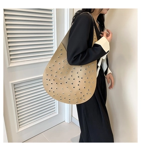 Detaillierte Nahaufnahme der khakifarbenen Hobo-Tasche mit silbernen Metallösen-Nieten