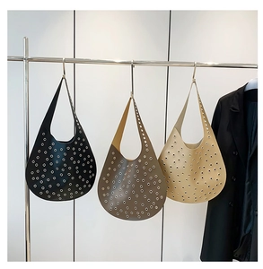 Drei Hobo-Taschen mit Metallösen in den Farben Schwarz, Kaffee und Aprikose