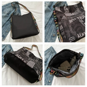Detailansicht der großen Nylon-Tasche mit Zeitungsdruck und farbigem LOVE-Gurt