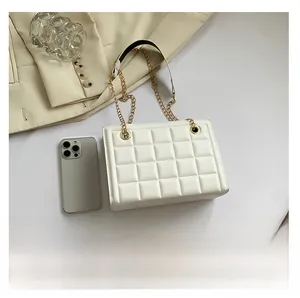 Détails du sac matelassé blanc avec chaîne montrant la taille réelle avec un iPhone