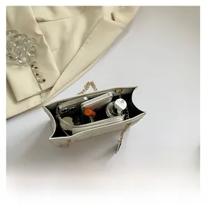 Rangement intérieur du sac à bandoulière matelassé blanc montrant un compartiment spacieux
