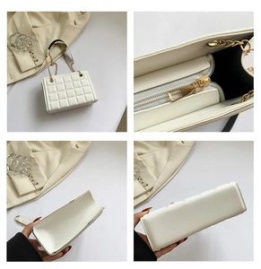 Vues détaillées d'un sac à bandoulière matelassé blanc avec chaîne dorée chic