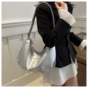 Détail du sac hobo argenté métallisé avec logo Fashion & Bag et large bandoulière