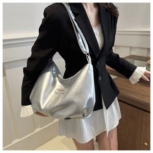 Détail du sac cabas argenté métallisé avec texture plissée et bandoulière élégante