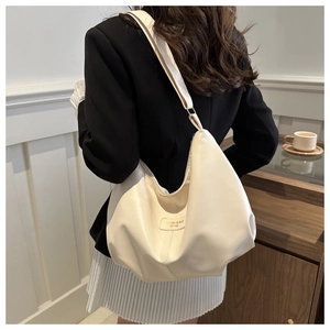 Sac hobo beige minimaliste avec logo Fashion & Bag porté par un mannequin en intérieur moderne