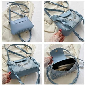 Détails du sac bandoulière bleu clair avec chaîne florale argentée et bandoulière tissée
