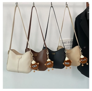 Set di borse a secchiello in pelle colorata con logo fashion e charm in peluche morbido
