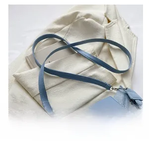 Vue détaillée du sac sous le bras en patchwork de denim avec chaîne florale en métal