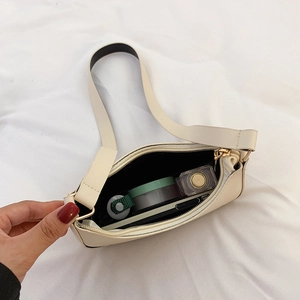 Borsa sottospalla in pelle PU bianco sporco che mostra la capacità per i cosmetici