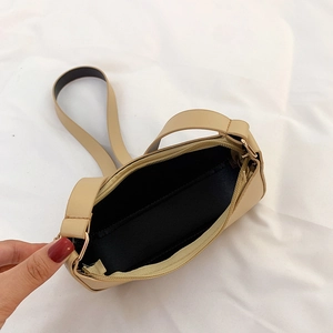 Vista interna della borsa in pelle PU beige con fodera nera e chiusura a cerniera