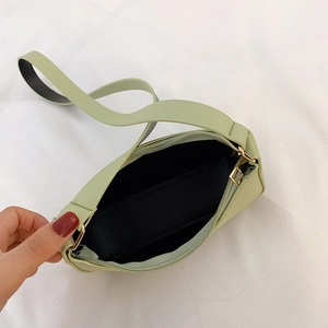 Dettaglio della borsa a tracolla verde menta con cerniera dorata e interno in tessuto