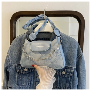 Sac à bandoulière matelassé bleu clair aspect denim avec chaîne fleurie argentée