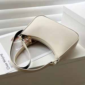 Dettaglio borsa hobo bianco crema con hardware dorato e cerniera su supporto bianco