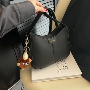 Borsa a Spalla Donna in Pelle PU Retro Borsa Hobo Minimalista Con Ciondolo in Peluche Borsa a Tracolla alla Moda per Uso Quotidiano