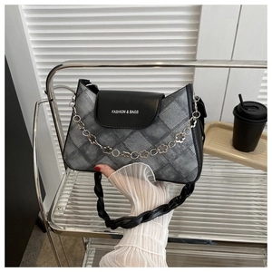 Sac bandoulière vintage patchwork avec chaîne fleurie et inscription Fashion & Bags