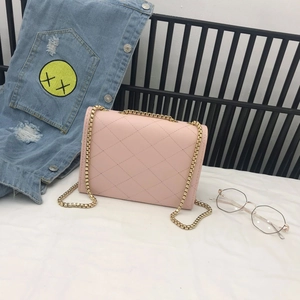 Detailed view of pink quilted PU leather crossbody bag with golden chain strap