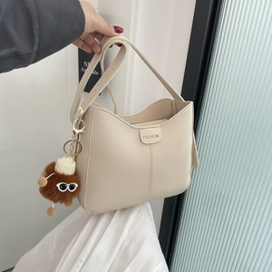 Borsa a tracolla crema minimalista con scritta FASHION e ciondolo in peluche