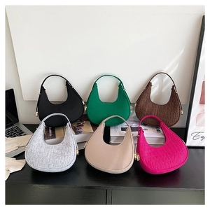Set di borse hobo a mezzaluna alla moda in vari colori e texture per donna
