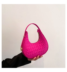 Borsa a tracolla fucsia a mezzaluna con stampa coccodrillo e dettagli metallici oro