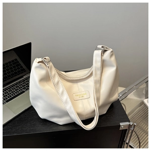 Détail du sac cabas crème montrant la texture du cuir PU et le logo Fashion & Bag