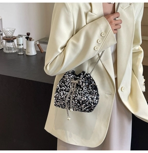 Détail du sac seau à paillettes avec cordon en perles et bandoulière en chaîne