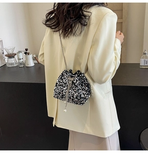 Détail du mini sac seau à paillettes avec chaîne argentée et cordon en perles