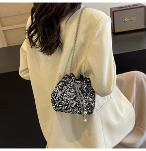 Détails du mini sac seau à paillettes argentées avec chaîne et cordon en perles