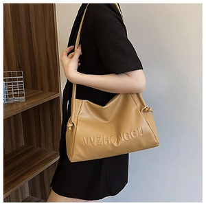 Bolso tote de cuero sintético marrón con letras en relieve y detalle de nudo en modelo
