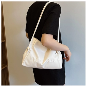 Detalle del bolso tote de cuero blanco con letras VVZHONGGU grabadas y correas delgadas