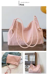Vista detallada del bolso tote rosa de cuero con letras VVZHONGGU grabadas en relieve