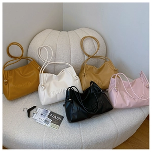 Bolsos tote grandes de cuero suave en cinco colores con logo grabado para mujer