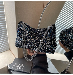 Détail d'un sac seau scintillant à paillettes avec chaîne argentée et fermeture éclair