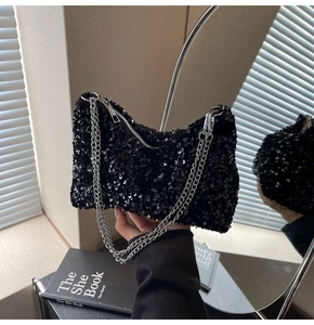 Détail d'un mini sac seau à paillettes noires avec bandoulière chaîne argentée chic